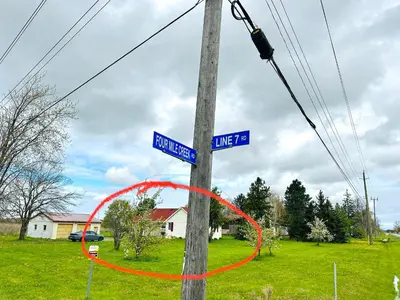 a pole with two street signs and a red circle on it at Cozy 3-bedroom farmhouse in wine-country in Niagara on the Lake