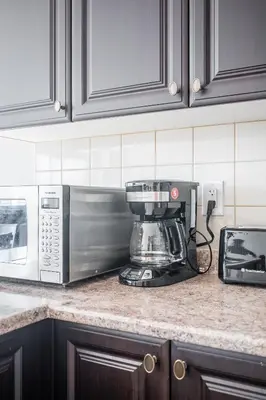 a kitchen counter with a mixer and a microwave at GlobalStay 3 Bedroom Townhouse Near Niagara Falls Brock University in Thorold