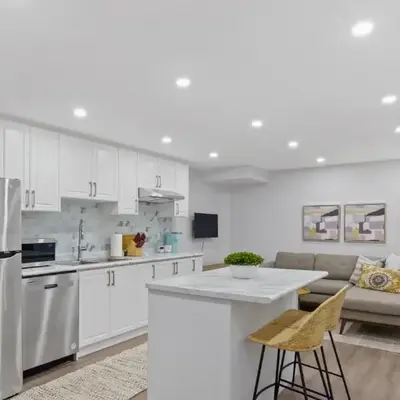 Family Friendly - HOT TUB - Near Toronto & UOIT
