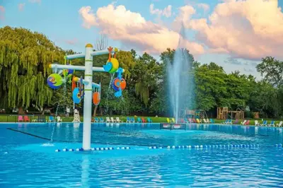 a fountain in the middle of a water park at Subu's Paradise in Niagara in Niagara on the Lake