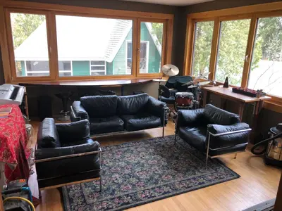 a living room with black leather furniture and a desk at Lady Hamilton in Stratford